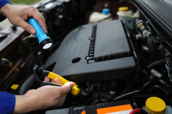 Meccanico Con Torcia Fissaggio Auto All Aperto Primo Piano — Foto Stock