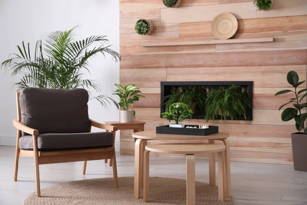 Stylový interiér obývacího pokoje se zelenými rostlinami. Home design idea — Stock fotografie