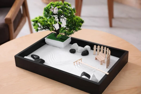 Piękny miniaturowy ogród zen na drewnianym stole wewnątrz — Zdjęcie stockowe