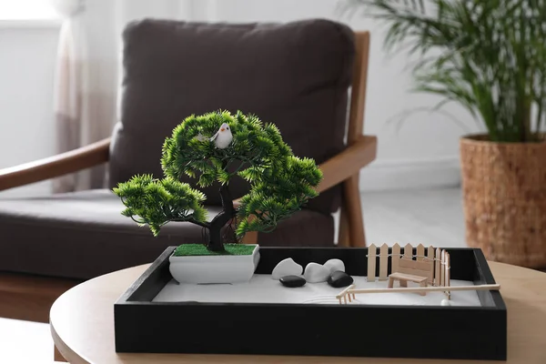 Beau jardin zen miniature sur table en bois à l'intérieur — Photo