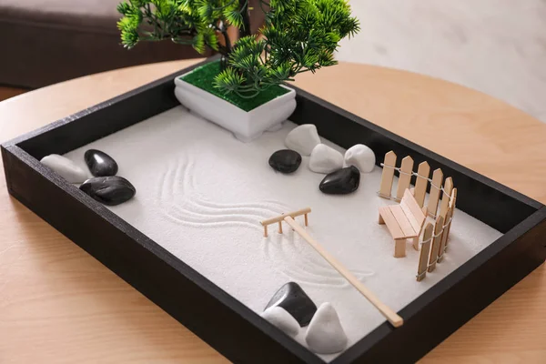 Beau jardin zen miniature sur table en bois — Photo