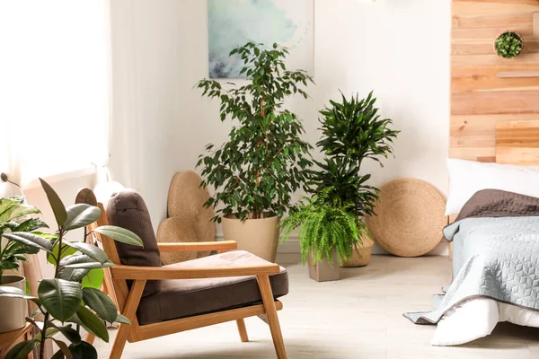 緑の植物とスタイリッシュな寝室のインテリア。ホームデザインのアイデア — ストック写真