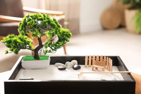 Beau jardin zen miniature sur table en bois à l'intérieur — Photo