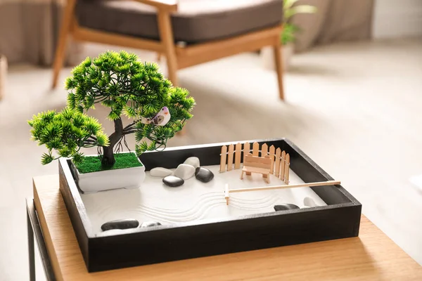 Beau jardin zen miniature sur table en bois à l'intérieur — Photo