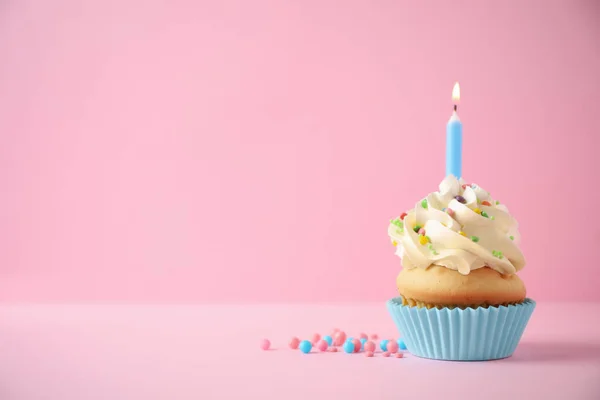 Delicioso cupcake de cumpleaños con vela sobre fondo rosa. Espacio — Foto de Stock