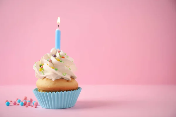 Delicioso cupcake de cumpleaños con vela sobre fondo rosa. Espacio —  Fotos de Stock