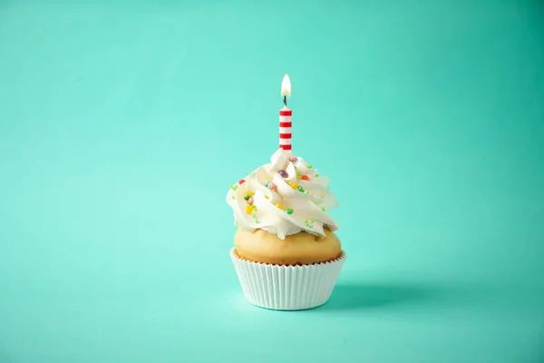 밝은 녹색 배경에 초 가 달린 맛있는 생일 컵 케익 — 스톡 사진