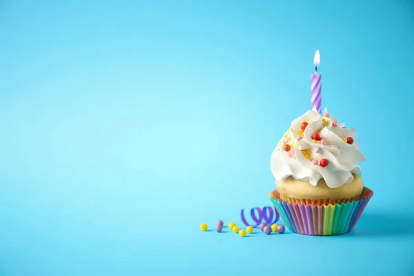 Köstliche Geburtstagstorte mit Kerze auf hellblauem Hintergrund. — Stockfoto