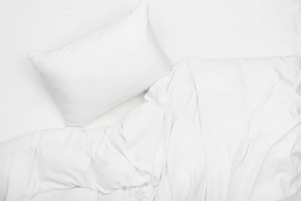 Weiches Weißes Kissen Und Decke Auf Dem Bett Draufsicht — Stockfoto