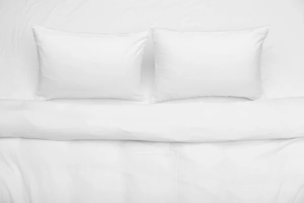 柔らかい白い枕とベッドの上の毛布 トップビュー — ストック写真