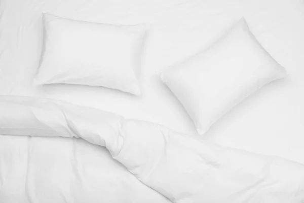 Weiche Weiße Kissen Und Decke Auf Dem Bett Draufsicht — Stockfoto