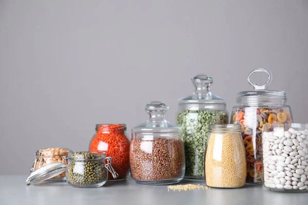 Gri masada farklı mısır gevrekleri olan kavanozlar. — Stok fotoğraf