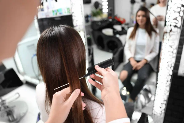 Peluquería Profesional Trabajando Con Cliente Salón Belleza Primer Plano — Foto de Stock