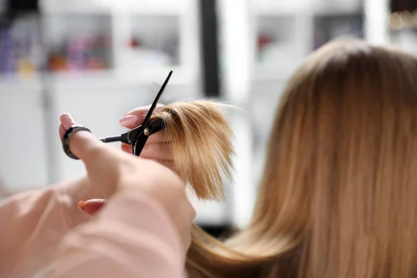 サロンでプロのはさみでスタイリッシュな散髪を作る美容師 クローズアップ — ストック写真