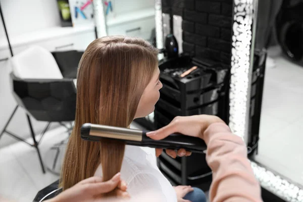 Kuaför Müşterinin Saçını Düzleştirmek Için Kuaför Kullanıyor — Stok fotoğraf