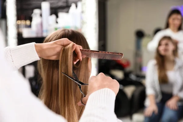 Cabeleireiro Fazendo Corte Cabelo Elegante Com Tesoura Profissional Salão Close — Fotografia de Stock