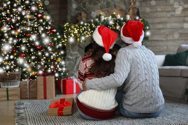 Pareja Joven Con Sombreros Santa Sala Estar Decorada Para Navidad — Foto de Stock
