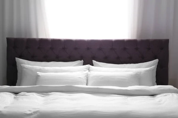 Μοντέρνο Κρεβάτι Μαλακά Μαξιλάρια Κοντά Στο Παράθυρο — Φωτογραφία Αρχείου
