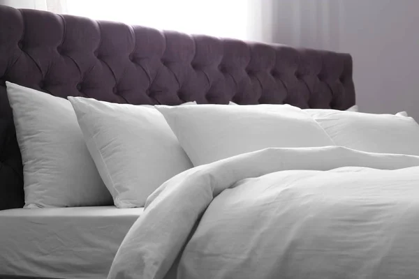 Современная Кровать Мягкими Подушками Номере — стоковое фото