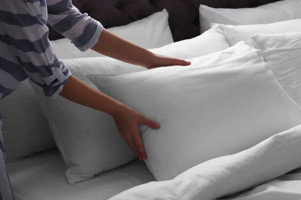 Frau Flauschig Weißes Kissen Auf Dem Bett Nahaufnahme — Stockfoto