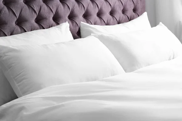 Сучасне Ліжко Якими Подушками Кімнаті — стокове фото
