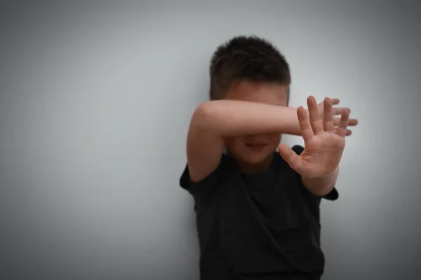 Bang Jongetje Sluit Ogen Met Hand Buurt Van Witte Muur — Stockfoto