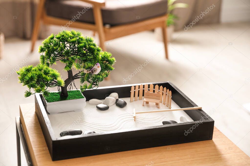 Bellissimo giardino zen in miniatura su tavolo in legno all'interno - Foto  Stock: Foto, Immagini © NewAfrica 323117218