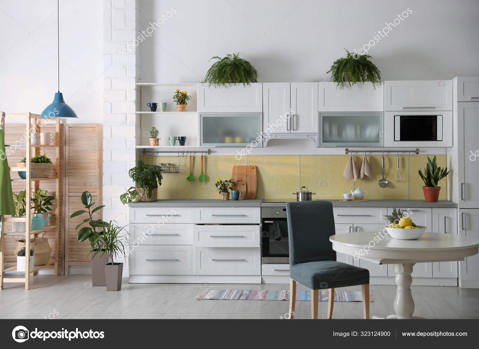 Cocina escandinava minimalista con plantas y plantas verdes — Foto de