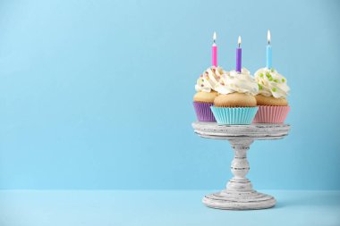 Açık mavi arkaplanlı mumlu doğum günü kekleri, Boşluk