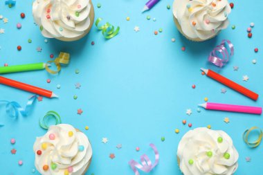 Açık mavi arka planda kapkekleri olan düz kompozisyon, spa