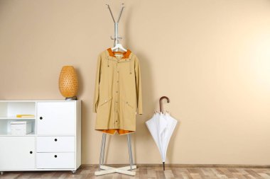 Koridorun içinde şemsiye ve yağmurluk var. Metin için boşluk