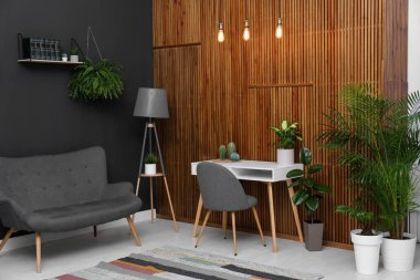 Güzel bitkilerle dolu şık bir oda. Ev tasarımı fikri