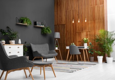 Güzel bitkilerle dolu şık bir oda. Ev tasarımı fikri