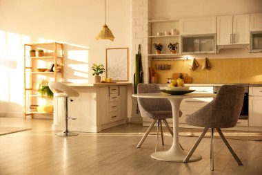 Modern mutfak içi şık beyaz mobilyalarla dolu.