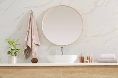 Teknenin üzerindeki yuvarlak ayna şık banyo iç kısımlarına batıyor.