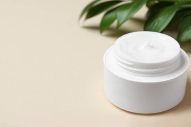 Bej arka planda açık krema kavanozu, yakın plan. Metin için boşluk