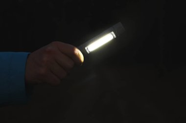 Geceleri parlak fenerli bir adam, yakın plan