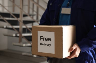 İçinde çıkartma olan bir paket var. Kapalı alanda ücretsiz teslimat, yakın çekim.