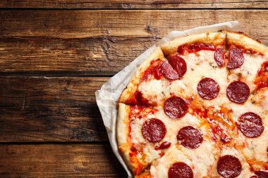Ahşap masada nefis bir pizza, üst manzara. Metin için boşluk