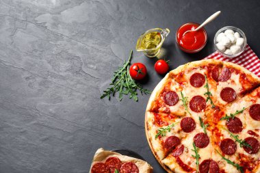 Düz kompozisyon ve acı biberli pizza. Metin için boşluk