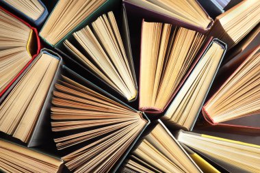 Koyu arkaplan ve üst görünüm üzerine birçok farklı ciltli kitap