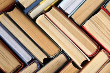 Arka plan, üst görünüm olarak birçok farklı ciltli kitap