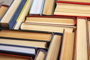 Arkaplan olarak birçok farklı ciltli kitap, yakın plan