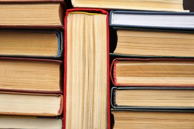 Arka plan, üst görünüm olarak birçok farklı ciltli kitap