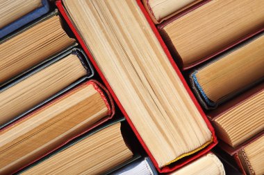 Arka plan, üst görünüm olarak birçok farklı ciltli kitap