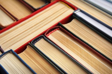 Arkaplan olarak birçok farklı ciltli kitap, yakın plan
