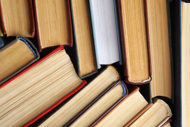Arka plan, üst görünüm olarak birçok farklı ciltli kitap