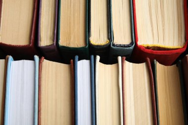 Arka plan, üst görünüm olarak birçok farklı ciltli kitap