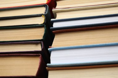 Arkaplan olarak birçok farklı ciltli kitap, yakın plan