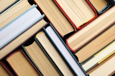 Arka plan, üst görünüm olarak birçok farklı ciltli kitap